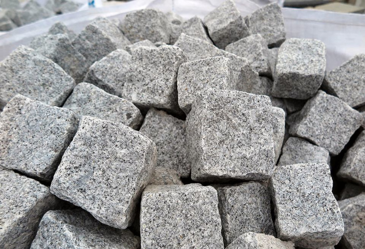 Granit-Kleinpflasterstein, hellgrau, spaltrau, 9/11 cm (Natursteine in Kesselsdorf bei Dresden)